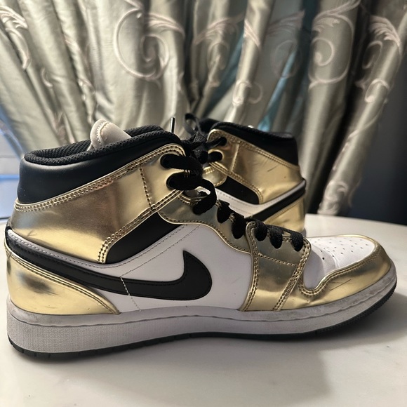 Nike air Jordan 1 mid metallic gold - women’s 8 - Picture 4 of 6